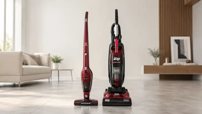 Aspirador vertical Electrolux vermelho de design leve ao lado de um robusto aspirador vertical WAP preto e vermelho, em uma sala limpa de piso frio.